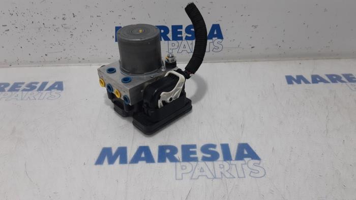 ABS pump from a Renault Clio V (RJAB) 1.0 TCe 100 12V 2019