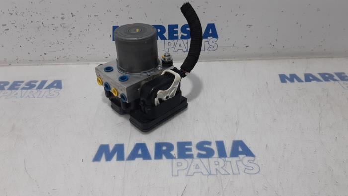 Begagnade ABS-pump Renault Clio V (RJAB) 1.0 TCe 100 12V Pris € 183,75 Marginaltabell erbjuds av Maresia Parts