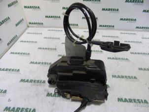 Used Front door lock mechanism 4-door, right Renault Laguna II (BG) Price € 30,00 Margin scheme offered by Maresia Parts