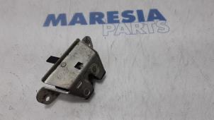 Usados Mecanismo de cierre del portón trasero Peugeot 107 1.0 12V Precio € 25,00 Norma de margen ofrecido por Maresia Parts