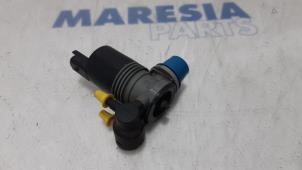 Używane Pompa spryskiwacza przód Renault Trafic (1FL/2FL/3FL/4FL) 1.6 dCi 125 Twin Turbo Cena € 30,25 Z VAT oferowane przez Maresia Parts