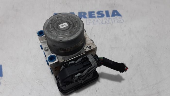 ABS pump from a Renault Trafic (1FL/2FL/3FL/4FL) 1.6 dCi 125 Twin Turbo 2019