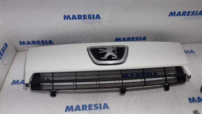 Używane Grill Peugeot Expert (G9) 2.0 HDi 120 Cena € 105,00 Procedura marży oferowane przez Maresia Parts