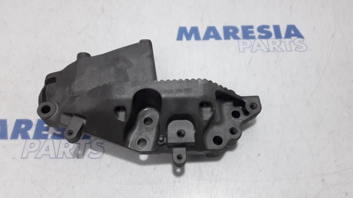 Used Engine mount Renault Master III (MA/MB/MC/MD/MH/MF/MG/MH) 2.3 dCi 135 16V FWD Price € 48,40 Inclusive VAT offered by Maresia Parts
