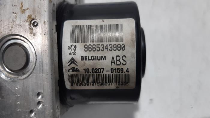 ABS pump from a Peugeot 207 SW (WE/WU) 1.4 16V Vti 2011