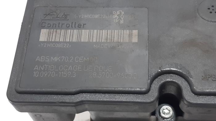ABS pump from a Peugeot 207 SW (WE/WU) 1.4 16V Vti 2011