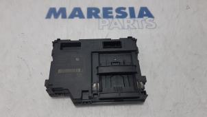 Używane Czytnik kart (zamek) Renault Clio IV (5R) 0.9 Energy TCE 90 12V Cena € 60,00 Procedura marży oferowane przez Maresia Parts