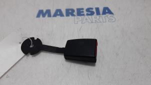Usagé Insertion ceinture de sécurité avant droite Renault Clio IV (5R) 0.9 Energy TCE 90 12V Prix € 15,00 Règlement à la marge proposé par Maresia Parts