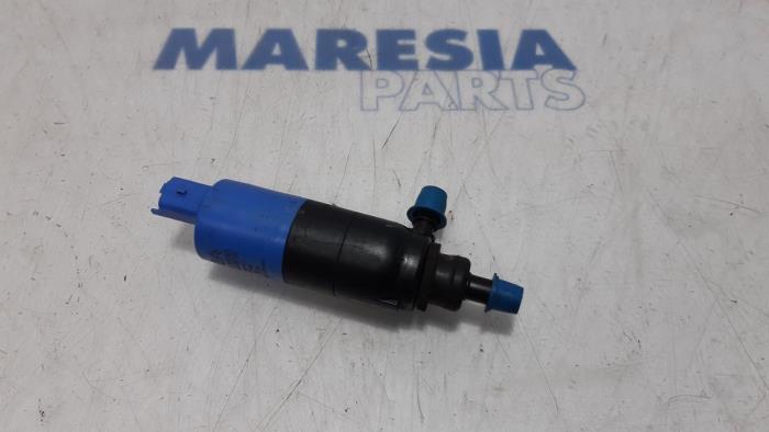 Używane Spryskiwacz przód Peugeot 3008 I (0U/HU) 1.6 16V THP 150 Cena € 15,00 Procedura marży oferowane przez Maresia Parts