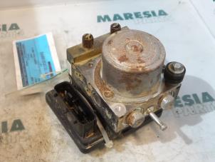 Usagé Pompe ABS Renault Koleos I 2.5 16V Prix € 210,00 Règlement à la marge proposé par Maresia Parts