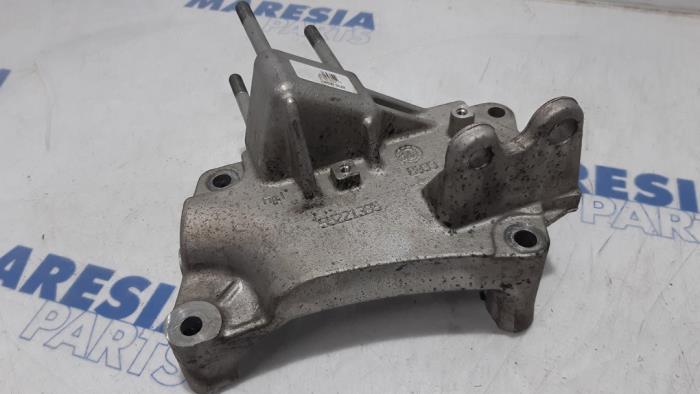 Engine mount from a Fiat Doblo Cargo (263) 1.3 MJ 16V DPF Euro 5 2013