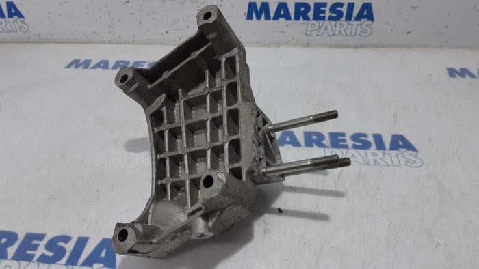 Engine mount from a Fiat Doblo Cargo (263) 1.3 MJ 16V DPF Euro 5 2013