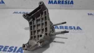 Engine mount from a Fiat Doblo Cargo (263) 1.3 MJ 16V DPF Euro 5 2013