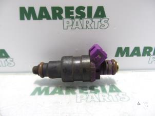 Used Injector (petrol injection) Renault Twingo (C06) 1.2 Price € 20,00 Margin scheme offered by Maresia Parts