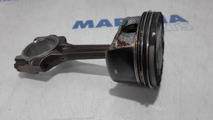 Connecting rod from a Peugeot 307 CC (3B) 2.0 16V 2005