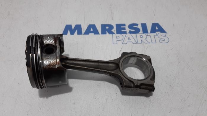 Connecting rod from a Peugeot 307 CC (3B) 2.0 16V 2005