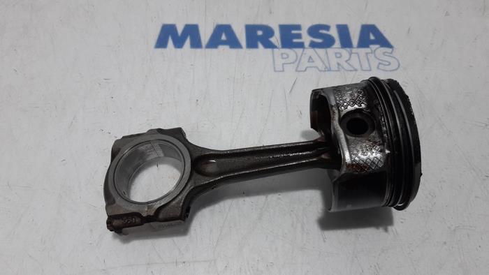 Usagé Bielle Peugeot 307 CC (3B) 2.0 16V Prix € 50,00 Règlement à la marge proposé par Maresia Parts