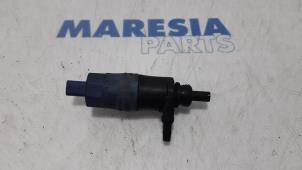 Używane Pompa spryskiwacza przód Peugeot 307 CC (3B) 2.0 16V Cena € 10,00 Procedura marży oferowane przez Maresia Parts