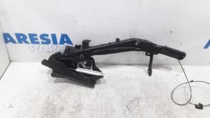 Used Convertible top hinge Peugeot 307 CC (3B) 2.0 16V Price € 157,50 Margin scheme offered by Maresia Parts