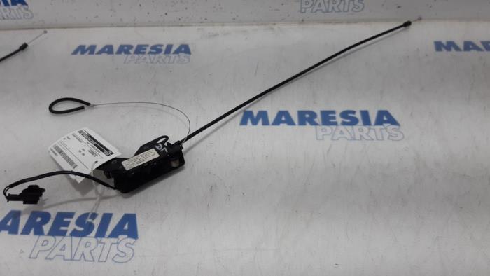 Używane Blokada dachu cabrio Peugeot 307 CC (3B) 2.0 16V Cena € 42,50 Procedura marży oferowane przez Maresia Parts