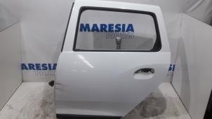 Usados Puerta de 4 puertas izquierda detrás Dacia Logan MCV II/Sandero Wagon (7S) 1.5 dCi 75 Precio € 85,00 Norma de margen ofrecido por Maresia Parts