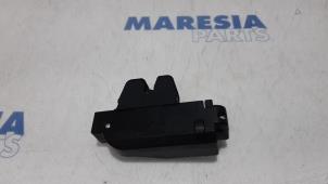 Używane Mechanizm zamka tylnej klapy Peugeot 307 CC (3B) 2.0 16V Cena € 25,00 Procedura marży oferowane przez Maresia Parts