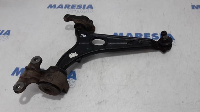 Front lower wishbone, left from a Citroën Jumpy (G9) 2.0 HDiF 16V 125 2013