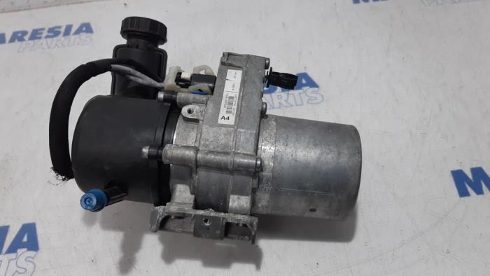 Power steering pump from a Peugeot 508 SW (8E/8U) 2.0 RXH HYbrid4 16V 2012