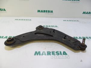 Usagé Bras de suspension bas avant droit Renault Trafic New (FL) 1.9 dCi 82 16V Prix € 25,00 Règlement à la marge proposé par Maresia Parts
