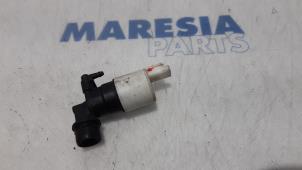 Gebrauchte Scheibensprüherpumpe vorne Peugeot RCZ (4J) 1.6 16V THP Preis € 10,00 Margenregelung angeboten von Maresia Parts