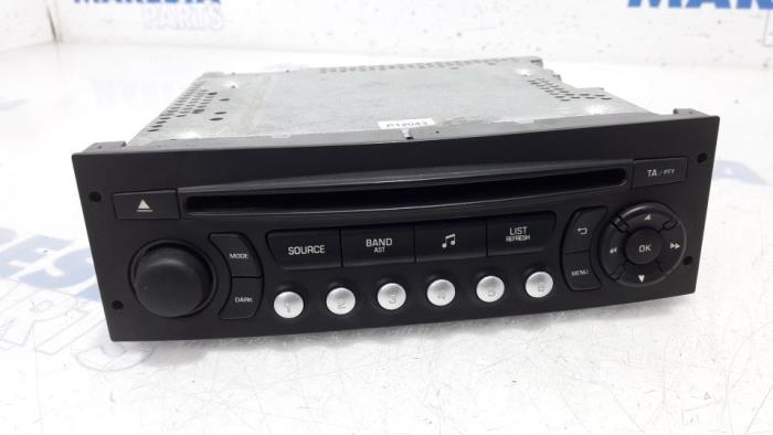 Radio CD player from a Citroën Jumpy (G9) 2.0 HDiF 16V 125 2013