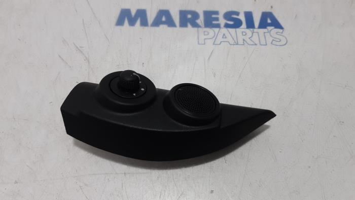 Usados Interruptor de retrovisor Opel Combo 1.4 16V ecoFlex Precio € 25,00 Norma de margen ofrecido por Maresia Parts