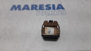 Usados Sensor de lluvia Peugeot 508 SW (8E/8U) 2.0 RXH HYbrid4 16V Precio € 20,00 Norma de margen ofrecido por Maresia Parts