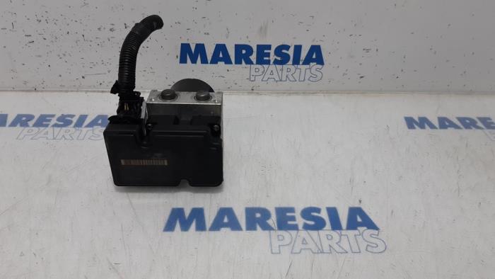 Usagé Bloc ABS Opel Combo 1.3 CDTI 16V ecoFlex Prix € 72,60 Prix TTC proposé par Maresia Parts