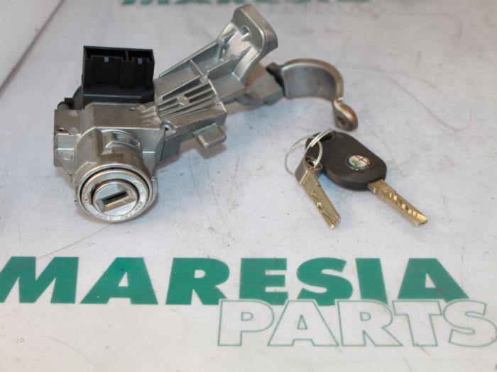 Używane Stacyjka + Kluczyk Alfa Romeo MiTo (955) 1.3 JTDm 16V Cena € 25,00 Procedura marży oferowane przez Maresia Parts