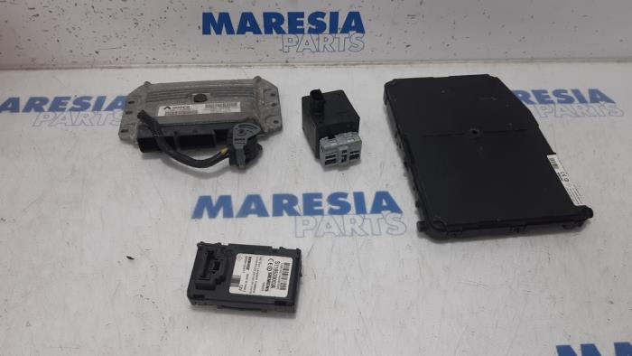 Used Engine management computer Renault Grand Scénic II (JM) 2.0 16V Price € 324,99 Margin scheme offered by Maresia Parts
