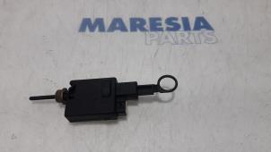 Used Tank cap cover switch Renault Grand Scénic II (JM) 2.0 16V Price € 25,00 Margin scheme offered by Maresia Parts