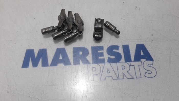 Gebrauchte Kipphebel Fiat 500 (312) 0.9 TwinAir 80 Preis € 20,00 Margenregelung angeboten von Maresia Parts