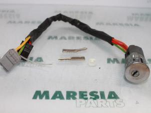 Used Ignition lock + key Renault Kangoo Express (FC) 1.5 dCi 80 Price € 35,00 Margin scheme offered by Maresia Parts