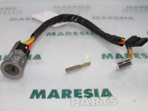 Used Ignition lock + key Renault Kangoo Express (FC) 1.5 dCi 60 Price € 30,25 Inclusive VAT offered by Maresia Parts