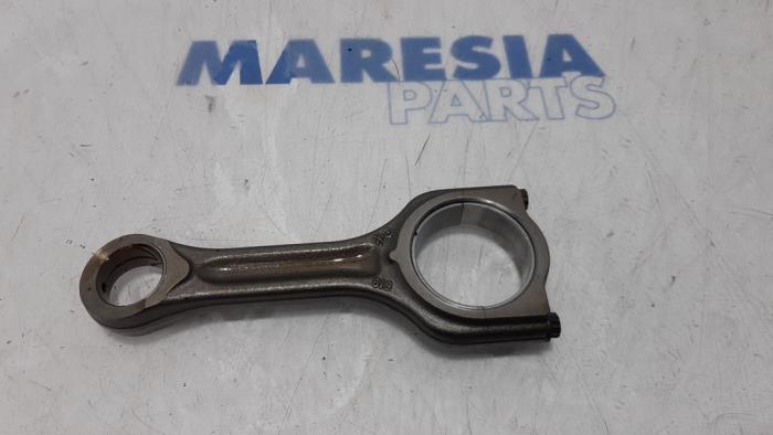 Connecting rod from a Peugeot 2008 (CU) 1.6 Blue HDi 100 2016