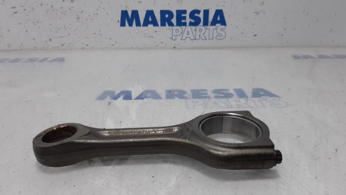 Connecting rod from a Peugeot 2008 (CU) 1.6 Blue HDi 100 2016