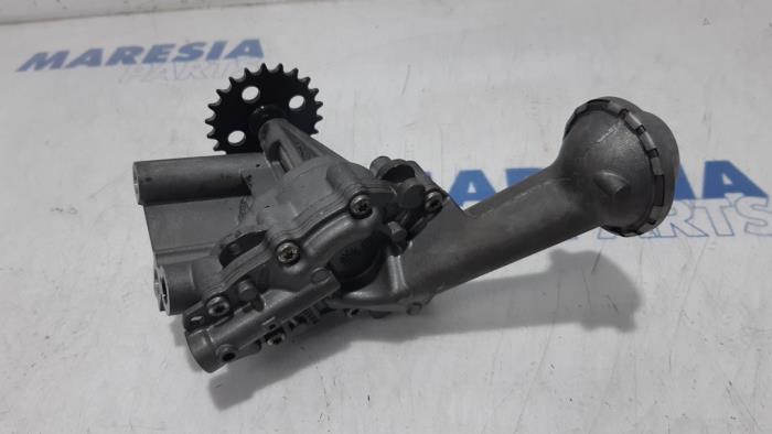 Oil pump from a Renault Clio IV (5R) 1.5 Energy dCi 90 FAP 2015