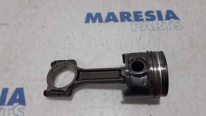 Usados Pistón Renault Clio IV (5R) 1.5 Energy dCi 90 FAP Precio € 60,00 Norma de margen ofrecido por Maresia Parts