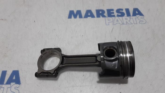 Piston from a Renault Clio IV (5R) 1.5 Energy dCi 90 FAP 2015