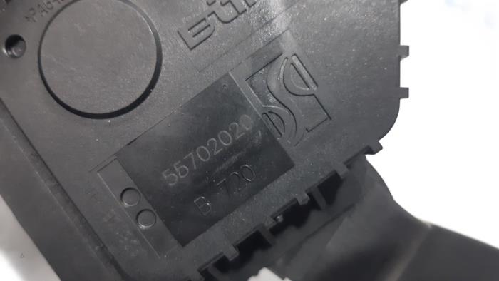 Throttle pedal position sensor from a Fiat Punto Evo (199) 1.3 JTD Multijet 85 16V Euro 5 2013