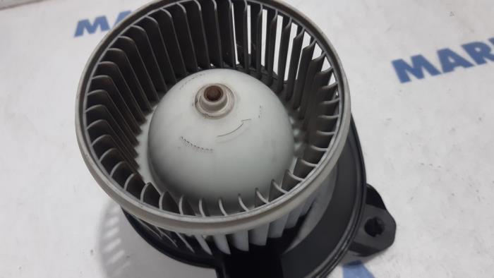Heating and ventilation fan motor from a Fiat Punto Evo (199) 1.3 JTD Multijet 85 16V Euro 5 2013