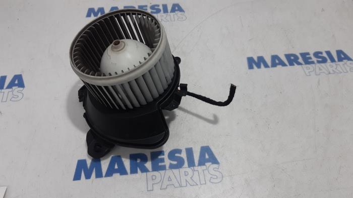 Heating and ventilation fan motor from a Fiat Punto Evo (199) 1.3 JTD Multijet 85 16V Euro 5 2013