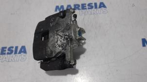 Used Front brake calliper, right Renault Scénic IV (RFAJ) 1.3 TCE 140 16V Price € 105,00 Margin scheme offered by Maresia Parts
