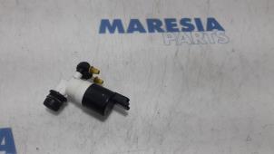 Używane Pompa spryskiwacza przód Renault Scénic IV (RFAJ) 1.3 TCE 140 16V Cena € 15,00 Procedura marży oferowane przez Maresia Parts